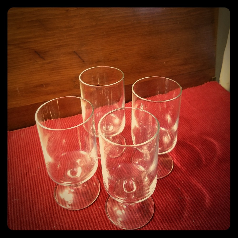 Ser of 4 vintage liquor glasses
